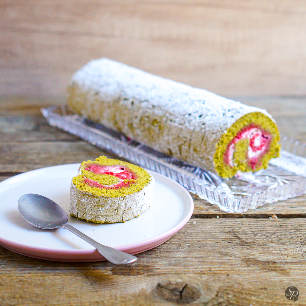 Matcha rulada z malinami